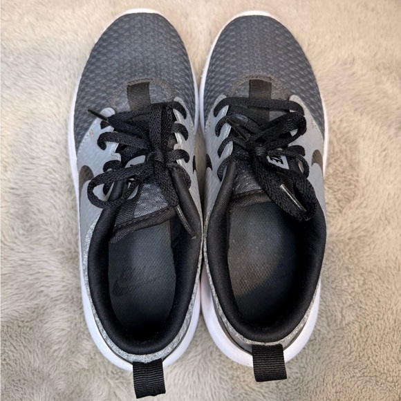 Nike Roshe Kids Black and White Golf Shoes - Picture 6 of 9